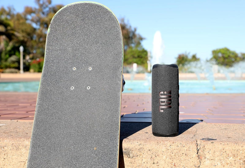 JBL Flip 6 - Portable Bluetooth Speaker, powerful sound and deep bass, IPX7 waterproof, 12 hours of playtime, JBL PartyBoost for multiple speaker pairing for home, outdoor and travel (Green)